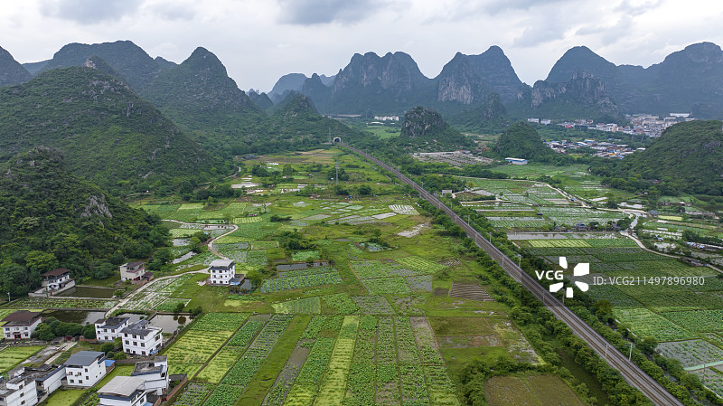 广西桂林高铁线路穿过村庄田园风光图片素材