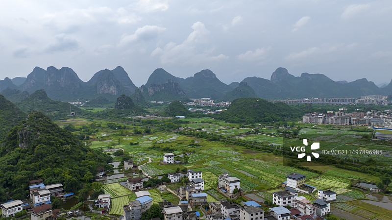 广西桂林高铁线路穿过村庄田园风光图片素材
