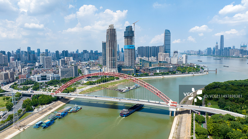 武汉两江交汇汉江上晴川桥城市风光图片素材