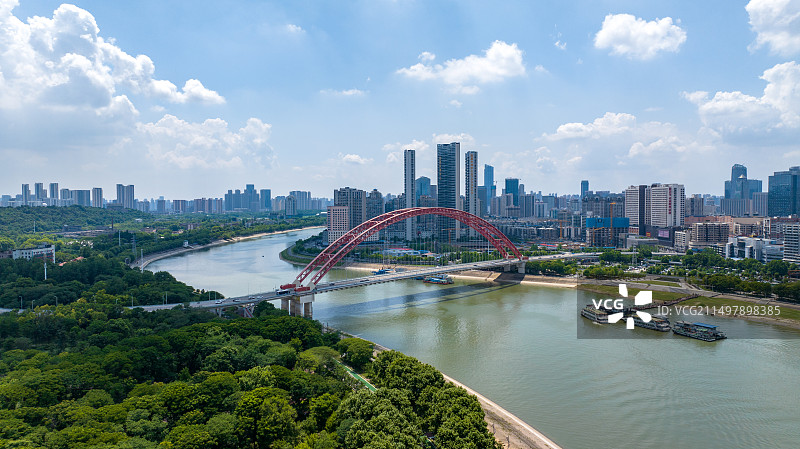 武汉两江交汇汉江上晴川桥城市风光图片素材