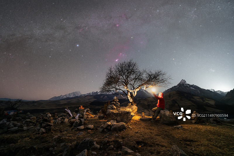 在格聂星空下的祈祷图片素材