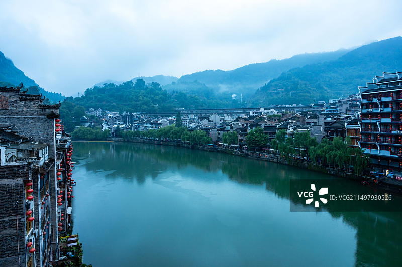 晨雾中的贵阳镇远古镇图片素材