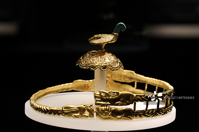 内蒙古自治区鄂尔多斯市，鄂尔多斯博物馆馆藏鹰顶金冠（复制品）图片素材