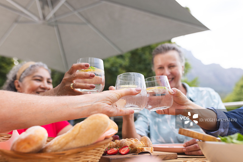 户外举杯庆祝的年长女性朋友们图片素材
