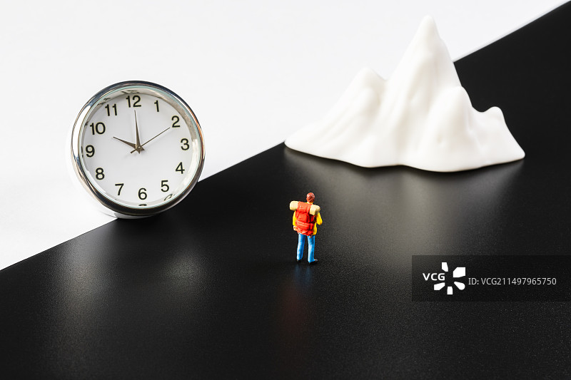 黑白背景下珍惜时间攀登知识的高峰创意微缩景观图片素材