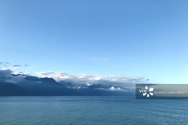 台湾省花莲县七星潭远眺全景 蓝色的天空与海洋 海天一色图片素材