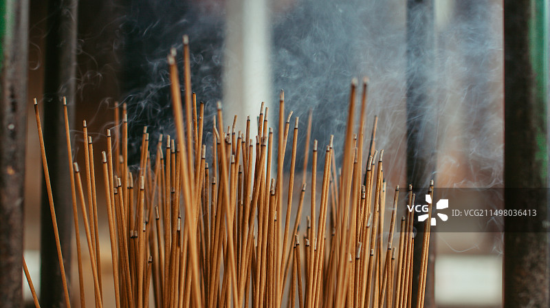 日本京都寺庙里点燃的香火图片素材