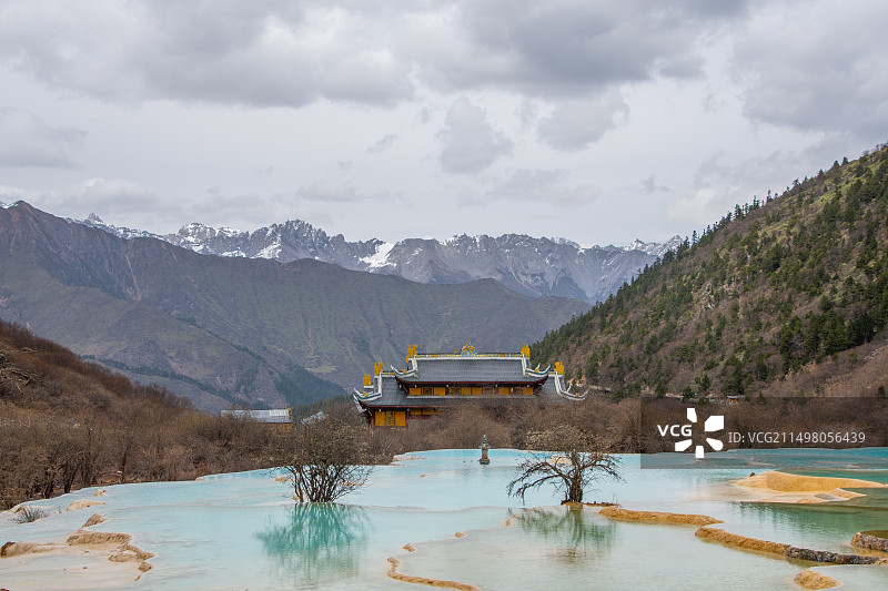 雪山下的五彩池图片素材