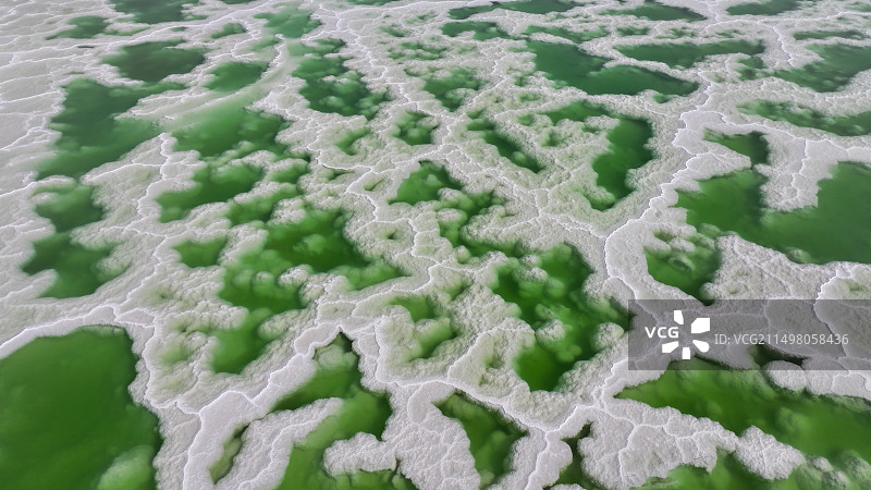 航拍盐碱地上的盐湖水坑图片素材