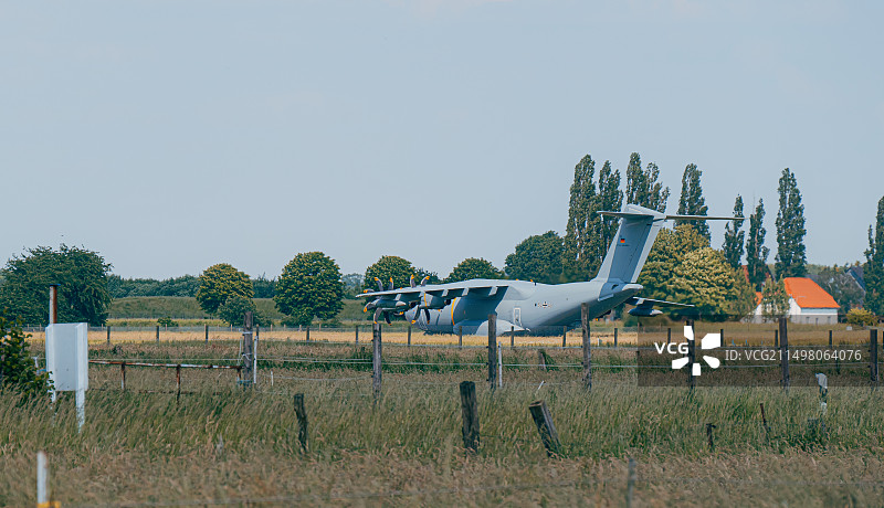 原野机场上的运输机图片素材
