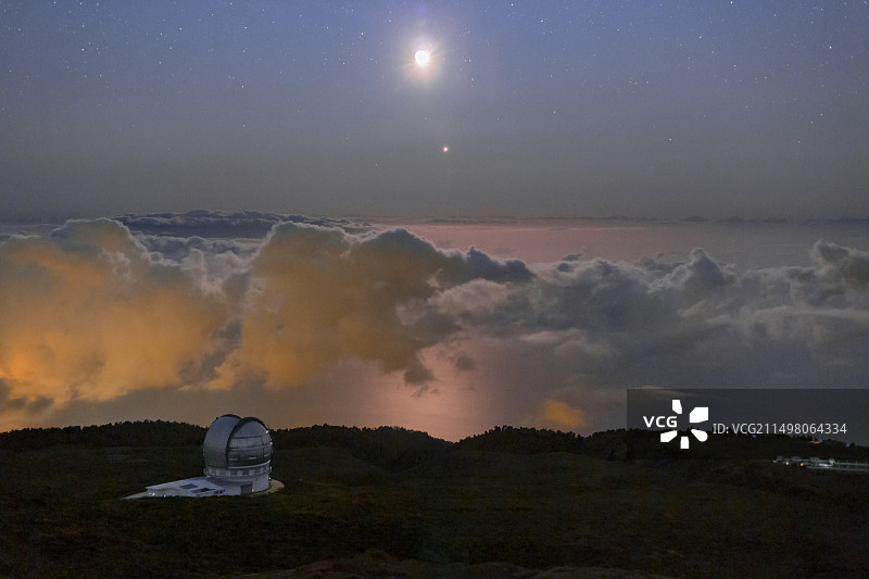 月亮和金星在天文台上方图片素材