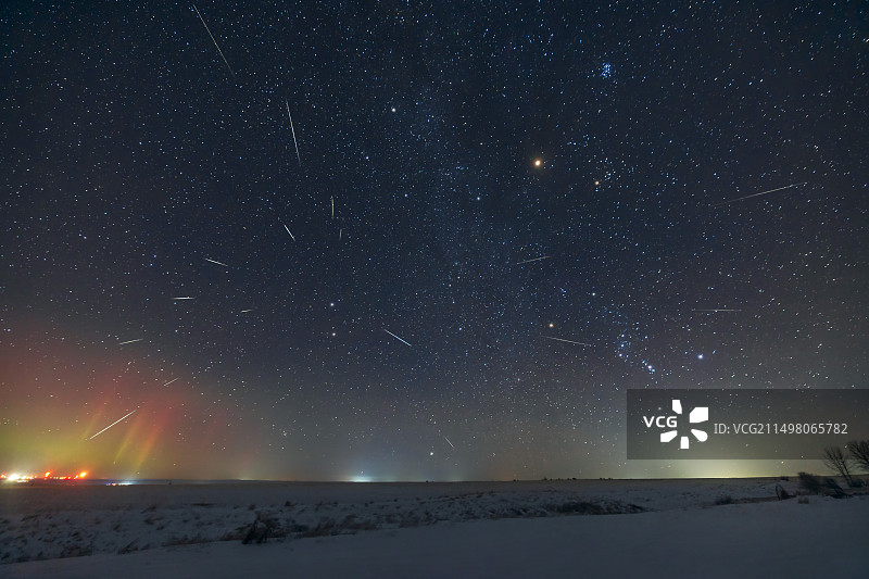 2022年双子座流星雨合成图像图片素材