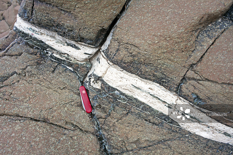 火成岩中的菱镁矿脉图片素材