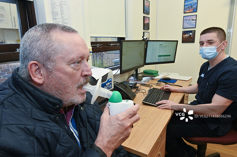 男性患者的肺功能测试图片素材