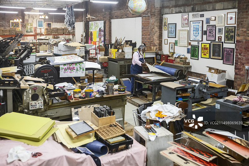 在印刷店工作的男人图片素材