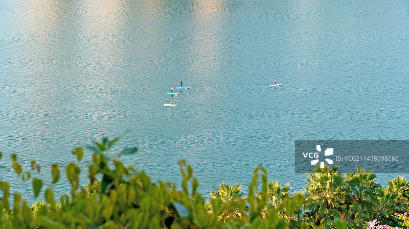 柳江上划皮艇休闲的市民图片素材