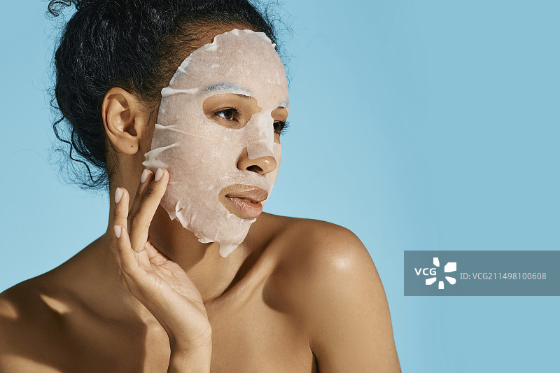 女人正在使用面膜图片素材