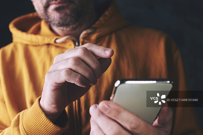 男子使用智能手机图片素材