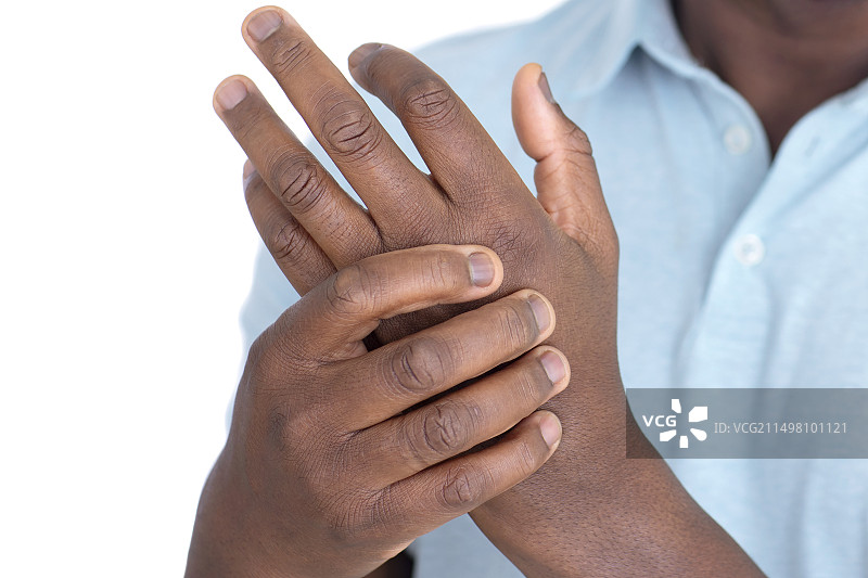 男人捂着疼痛的手图片素材