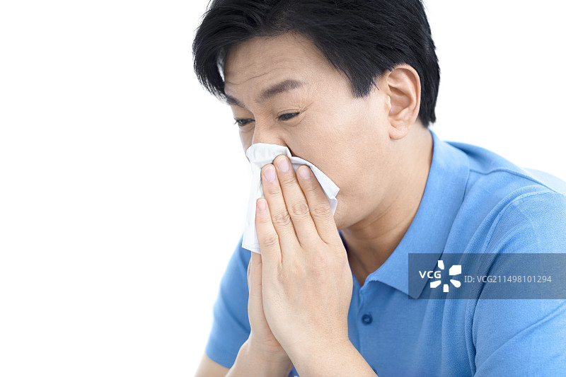 男人擤鼻涕图片素材