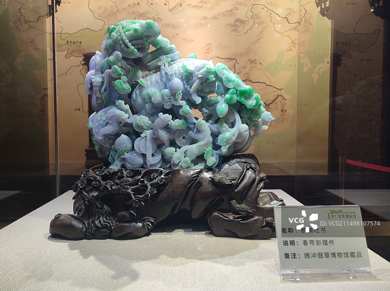 收藏于腾冲翡翠博物馆的翡翠艺术品“麒麟吐书”图片素材