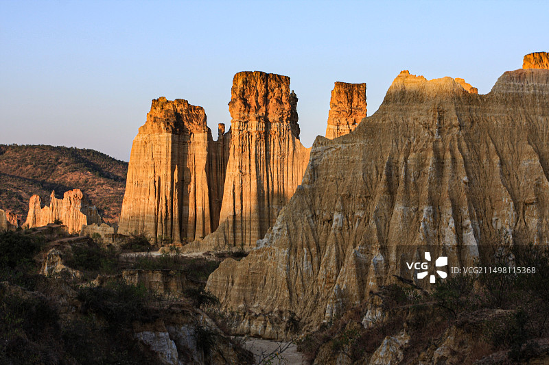 浪巴铺土林又名新华土林，位于元谋县城西33公里处新华乡境内，海拔1600米左右，面积1.4平方公里图片素材