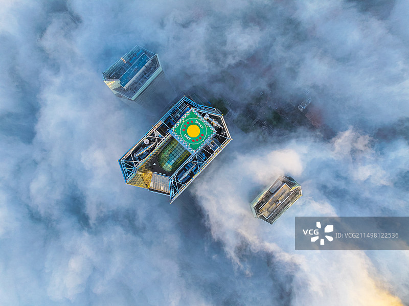 云端之上的海天大楼图片素材