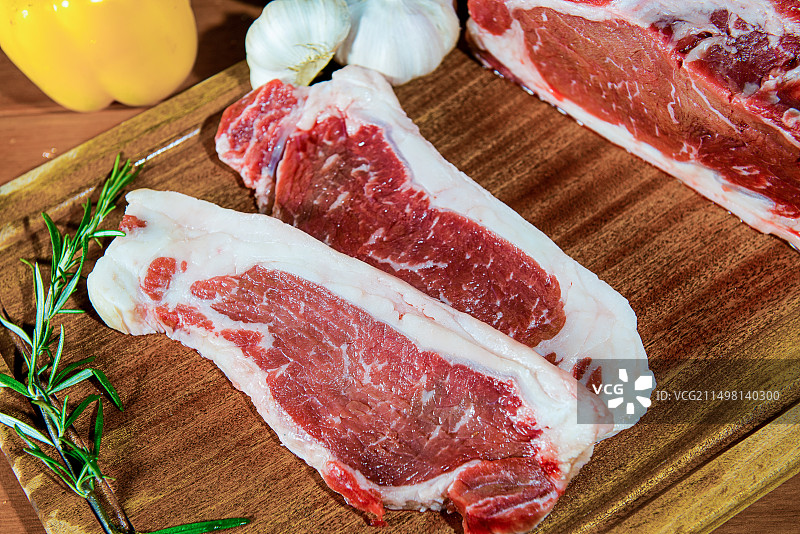 生西冷牛排特写 整块西冷牛排在木质砧板上 生肉特写图片素材