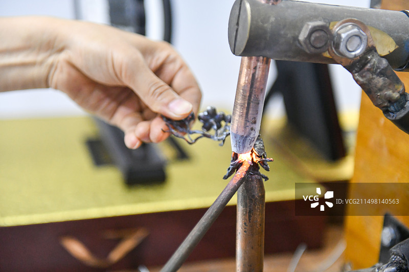 安徽芜湖铁画制作过程；铁画工艺品制作图片素材