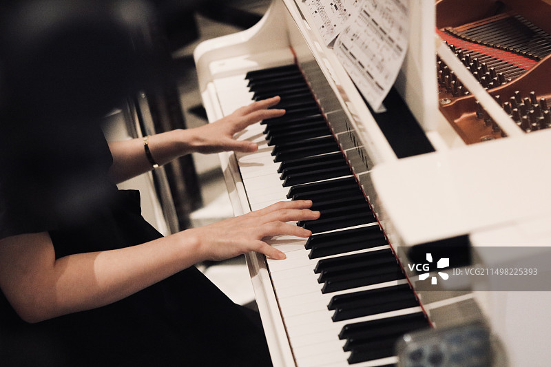 弹钢琴图片素材