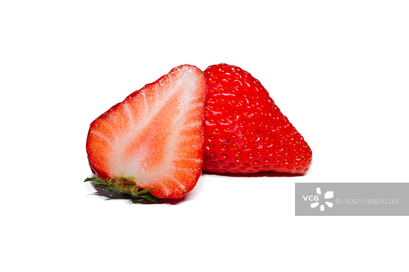 草莓在白色背景下的特写 切开的草莓图片素材