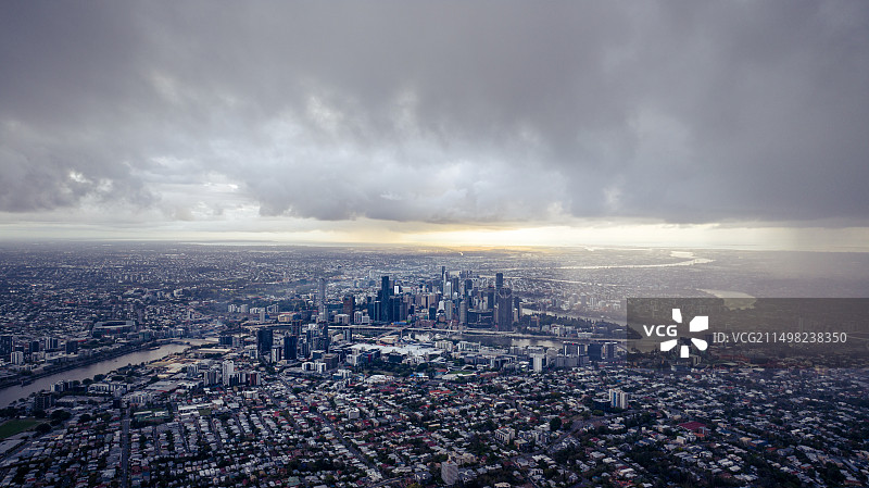 雨天日出时分都市天际线图片素材