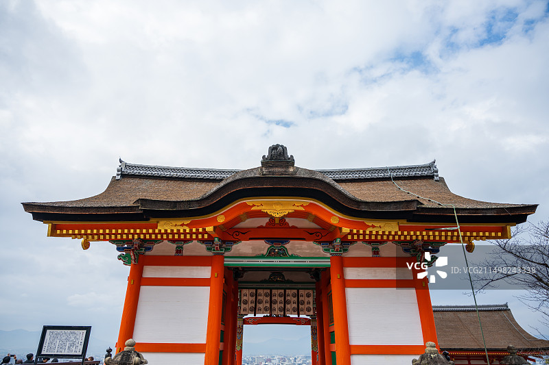 日本京都市的传统建筑和红色的清水寺图片素材