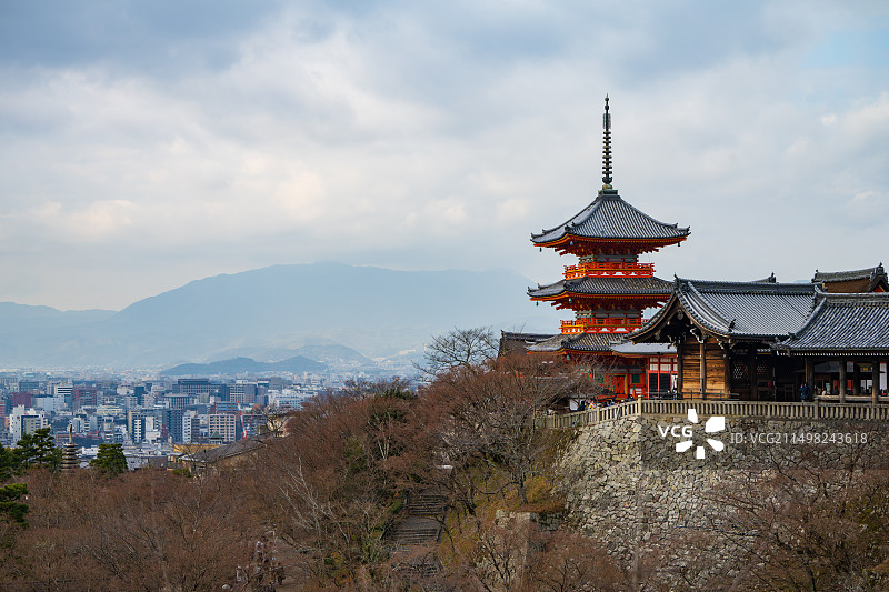 日本京都市的传统建筑和红色的清水寺图片素材