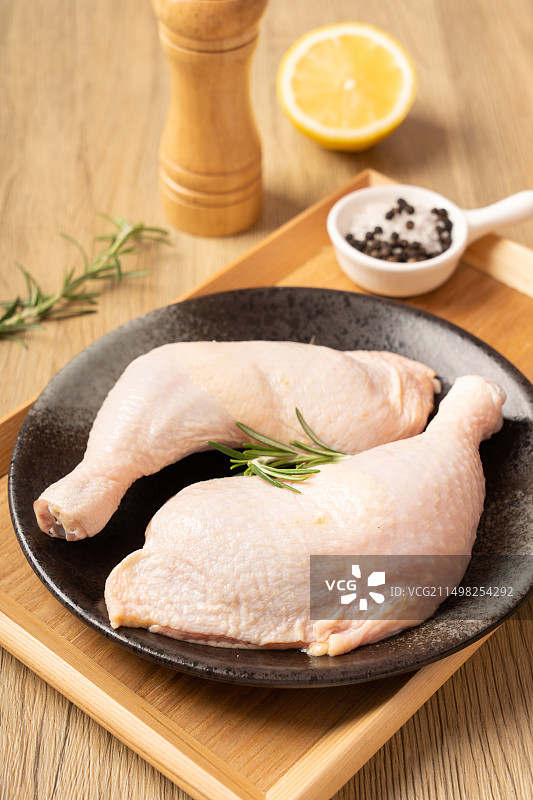 盘子里的新鲜大鸡腿图片素材