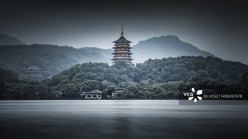 杭州西湖雷峰塔黄昏亮灯夜景图片素材