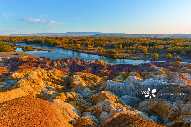 蓝天下新疆阿勒泰五彩滩额尔齐斯河风景图片素材