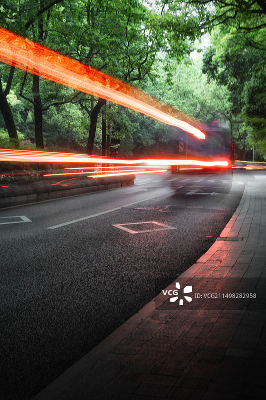 杭州虎跑路绿林间的马路-绿林与车轨图片素材