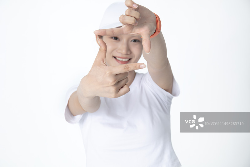 穿着运动服做镜头拍摄手势的动作图片素材