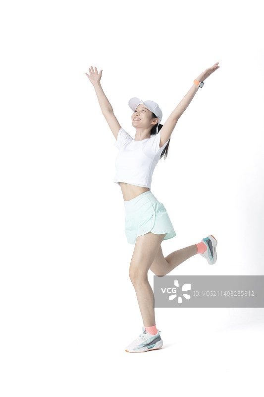 穿着运动服腾空的年轻女人图片素材