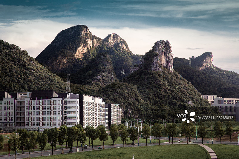 广西桂林山脚下的建筑-桂林电子科技大学校园风光图片素材