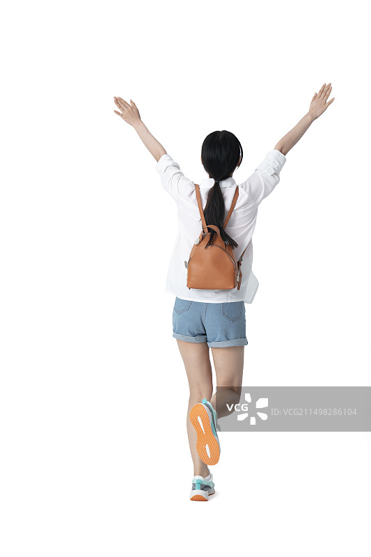 背着小背包奔跑的年轻女学生图片素材