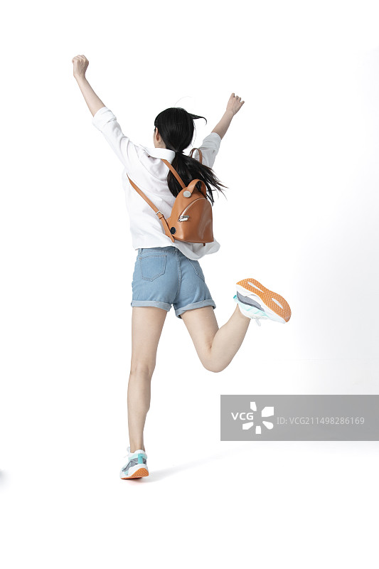 背着小背包奔跑的年轻女学生图片素材