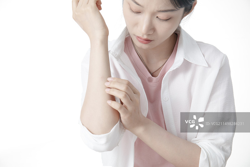 皮肤瘙痒的年轻女学生图片素材