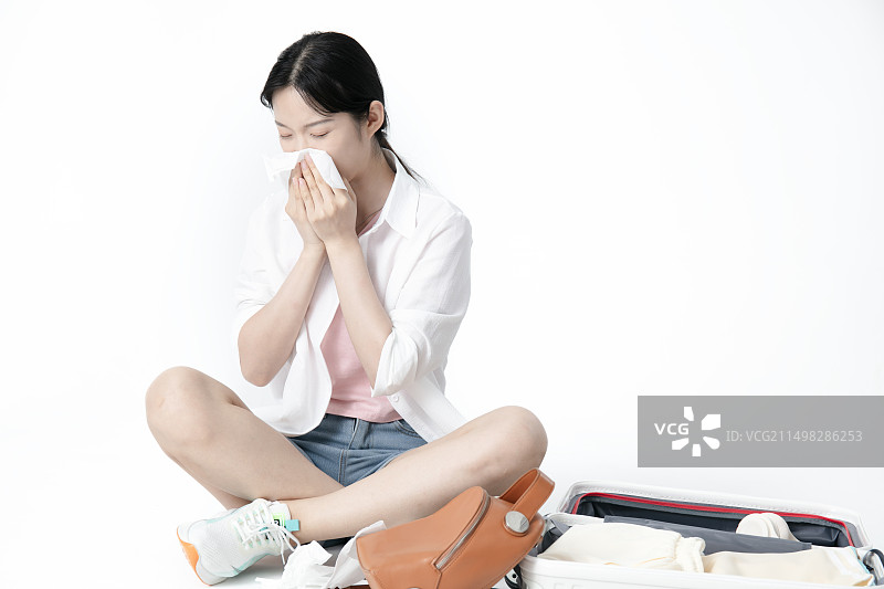 坐在地上擦鼻涕的年轻女学生图片素材