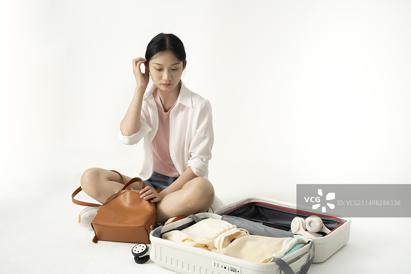 皮肤瘙痒的年轻女大学生图片素材