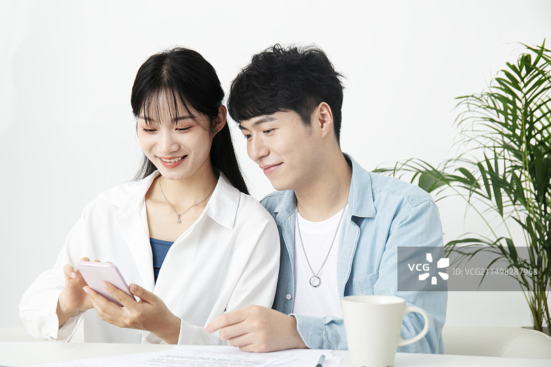 坐在一起商量理财计划的年轻男女图片素材