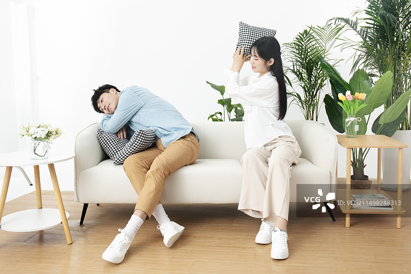 吵架的年轻男人与年轻女人图片素材