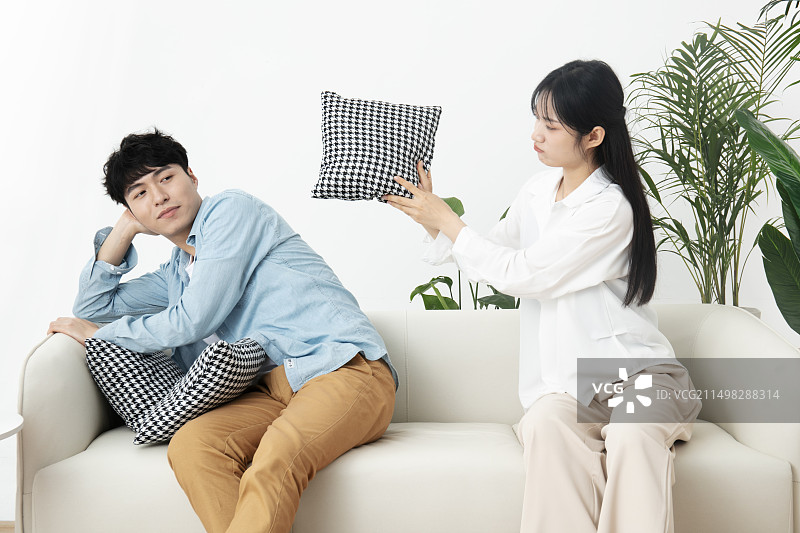 吵架的年轻男人与年轻女人图片素材