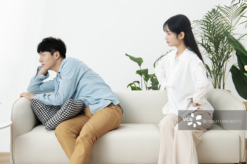 吵架的年轻男人与年轻女人图片素材